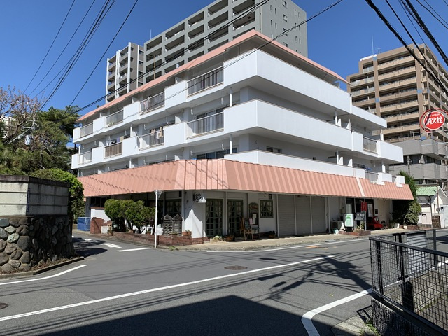 鵠沼岡田ビルの外観
