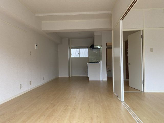 鵠沼岡田ビルの居間・リビング|１５帖のＬＤＫです。