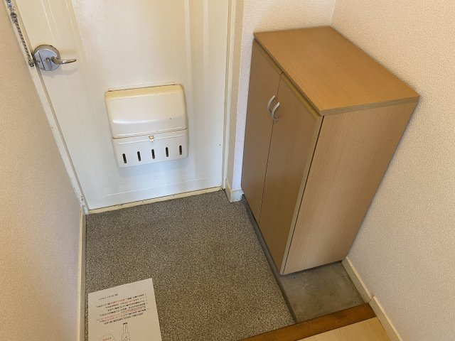 鵠沼岡田ビルの玄関|下駄箱付いてます。