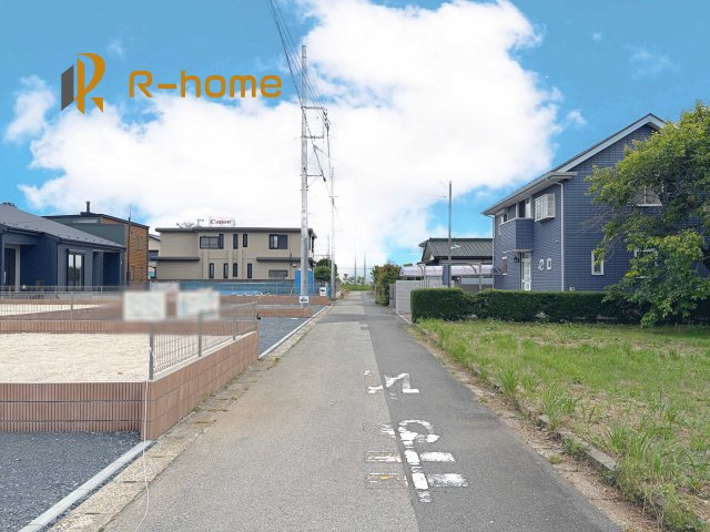 第1常総市坂手町　新築戸建て　3号棟の前面道路含む現地写真|『今から見たい！』大歓迎です♪
お気軽にＲ－ｈomeまでお問い合わせください。