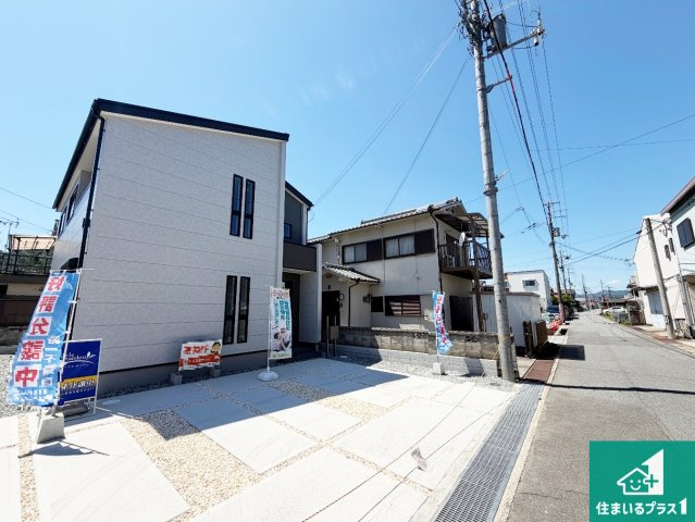 西脇市高田井町　第2期　新築一戸建ての前面道路含む現地写真|周辺は閑静な住宅街！前面道路広々で車の出し入れも便利です。駐車が苦手な方でも安心して車庫入れできます！