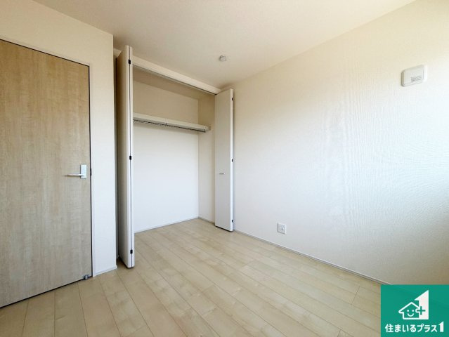 西脇市高田井町　第2期　新築一戸建ての洋室|ウォークインクローゼット付きで生活スペースもスッキリできます。各居室にも収納がありますので、お子様の衣類やおもちゃなどもしっかり収納できます。