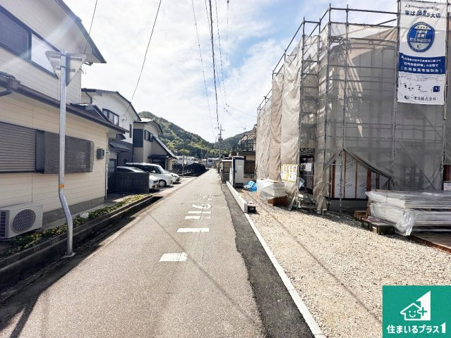 西脇市高田井町　第2期　新築一戸建ての前面道路含む現地写真|周辺は落ち着いた街並みの住宅地！子育てがしやすい住環境です！まだ未完成ですが、現地でしかわからない事もございます。是非一度ご覧ください。