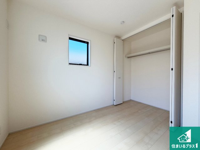 西脇市高田井町　第2期　新築一戸建ての洋室|収納スペースが充実しているので子供の成長に合わせてたくさん収納ができます！家族構成に合わせた様々な活用ができる収納！
