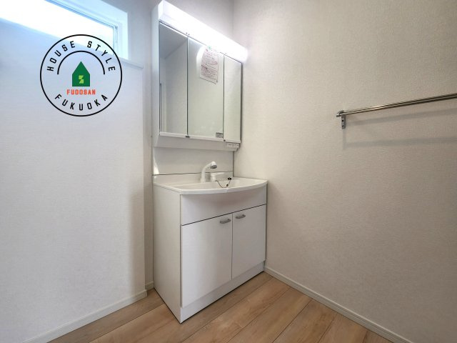 糟屋郡須恵町須恵第3-1棟（1号棟）の独立洗面台|洗面所は小さなプライベートスペース。歯磨き、洗顔と毎日施す個人空間。