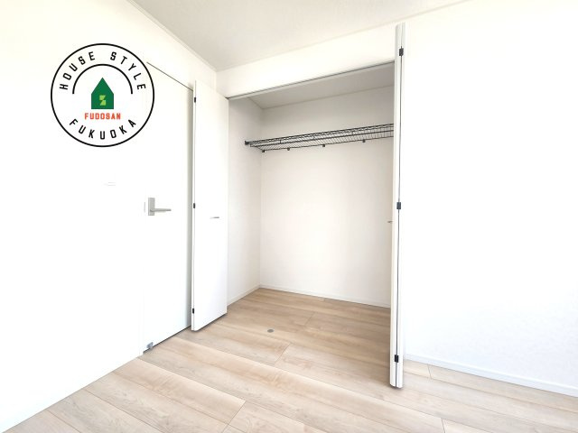 糟屋郡須恵町須恵第3-1棟（1号棟）の収納|【WIC（ウォークインクローゼット）】 たくさんの洋服をかけてもシワになりにくいウォークインクローゼット。洋服以外にも、普段使わない家電やスーツケース、ストック品など何でも片付く嬉しい空間です。