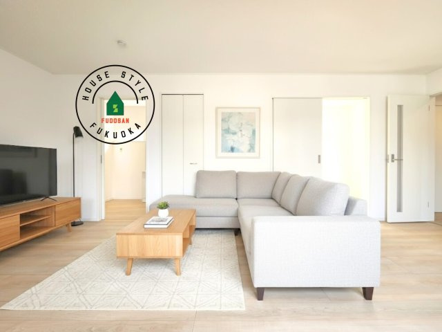 糟屋郡須恵町須恵第3-1棟（1号棟）の居間・リビング|明るく開放的なリビングダイニングは豊かな陽光が注ぎ込み、やすらぎの空間を演出してくれます。ご家族で楽しいひとときをお過ごし下さい。※家具はCGを合成したものです。