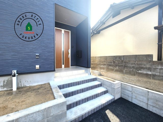 糟屋郡須恵町須恵第3-1棟（1号棟）の玄関|地盤調査済 / 玄関へ向かうまでのアプローチに漂う上質が期待感をもたせます。玄関は建物の顔。落着きを醸し出した自己主張が心に訴えてきます。