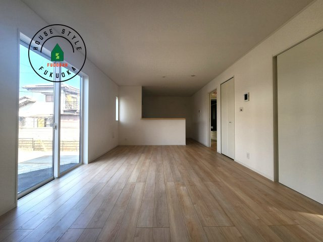 糟屋郡須恵町須恵第3-1棟（1号棟）の居間・リビング|キッチンからリビングをしっかり確認できます。家族の笑顔があふれる空間になりそうですね。※家具はCGを合成したものです。