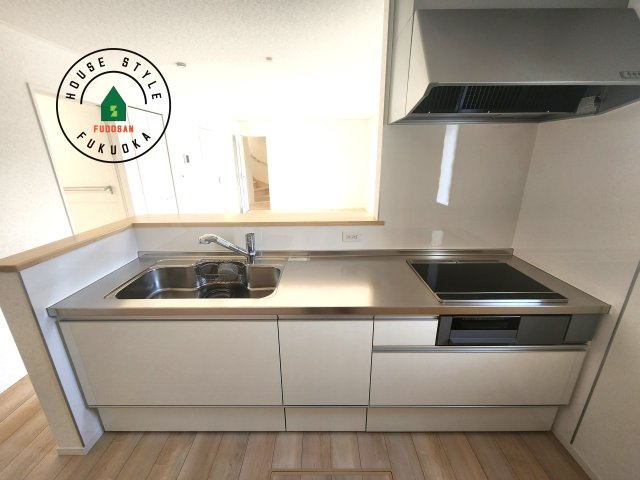 糟屋郡須恵町須恵第3-1棟（1号棟）のキッチン|忙しい朝でも家族揃って食事をしたいゆとりあるダイニングスペース。