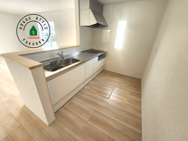 糟屋郡須恵町須恵第3-1棟（1号棟）のキッチン|カウンターキッチンなら、リビングで遊ぶ子供の様子を見ながら料理ができるので安心です。料理を運んでもらったり、子供にお手伝いしてもらいやすいのもいいですね。