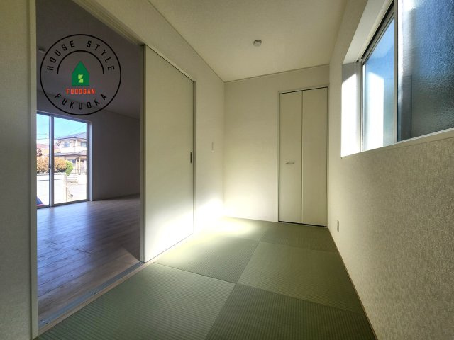 糟屋郡須恵町須恵第3-1棟（1号棟）の和室|和室を上手に活用すると暮らし方の幅が広がります。例えば普段は開け放して、子供の小さいうちはお昼寝や遊びのスペースに。畳はソフトなので転んでもケガをしにくく安心です