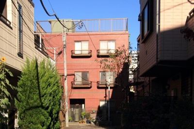 【外観】 | シルバーマンション | 閑静な住宅街に立地するレンガタイル貼りのマンションです。
