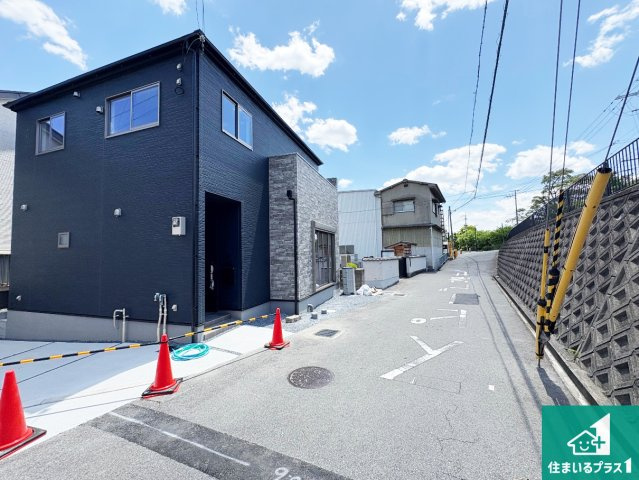 高槻市下田部町　新築一戸建ての前面道路含む現地写真|周辺は閑静な住宅街！前面道路広々で車の出し入れも便利です。駐車が苦手な方でも安心して車庫入れできます！