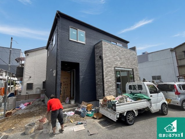 高槻市下田部町　新築一戸建ての外観|周辺は落ち着いた街並みの住宅地！子育てがしやすい住環境です！まだ未完成ですが、現地でしかわからない事もございます。是非一度ご覧ください。