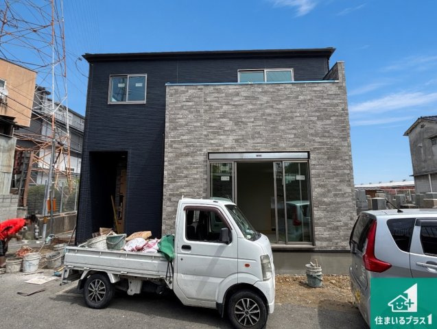 高槻市下田部町　新築一戸建ての外観|周辺は落ち着いた街並みの住宅地！子育てがしやすい住環境です！まだ未完成ですが、現地でしかわからない事もございます。是非一度ご覧ください。
