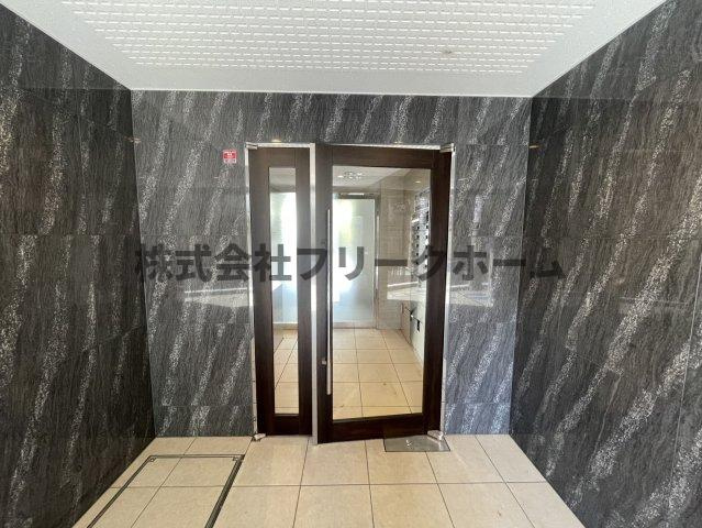 三鷹市井の頭２丁目の賃貸マンションのエントランス