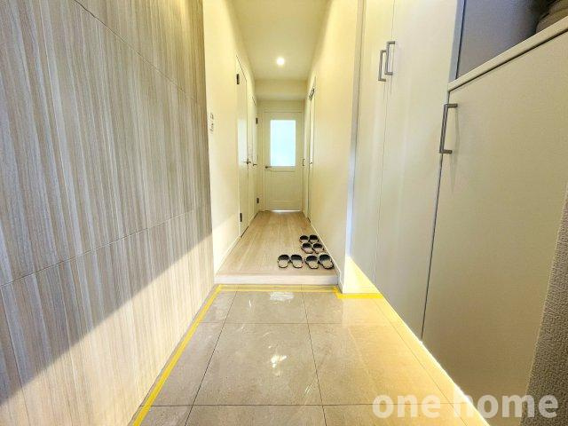 ニュー大阪ハイツの玄関|◆玄関には大容量シューズボックス完備！フロートタイプのため下部のスペースも活用できます！
◆玄関から洗面室が近く、帰宅後の手洗い動線がスムーズです♪