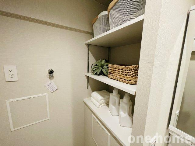 ニュー大阪ハイツの収納|◆洗面室には可動式の棚が設けられ、洗剤やタオルなどを置けて大活躍です！
◆令和7年10月室内フルリフォーム完了！手直しなしでお住まいいただけます！