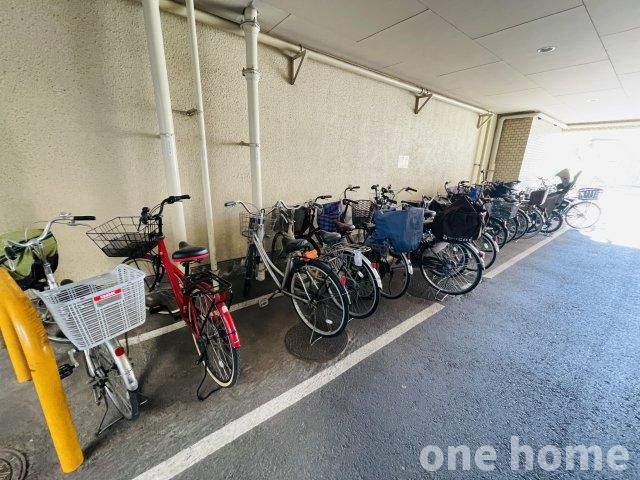 ニュー大阪ハイツの駐輪場|◆駐輪場は平置きタイプで出し入れがスムーズ！
◆最新の空き状況など、詳細につきましてはお気軽にお問い合わせください！