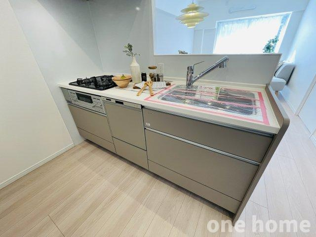 ニュー大阪ハイツのキッチン|◆新調されたシステムキッチンはグリル付３口ガスコンロ搭載！
◆時短が叶う！食洗機完備です！