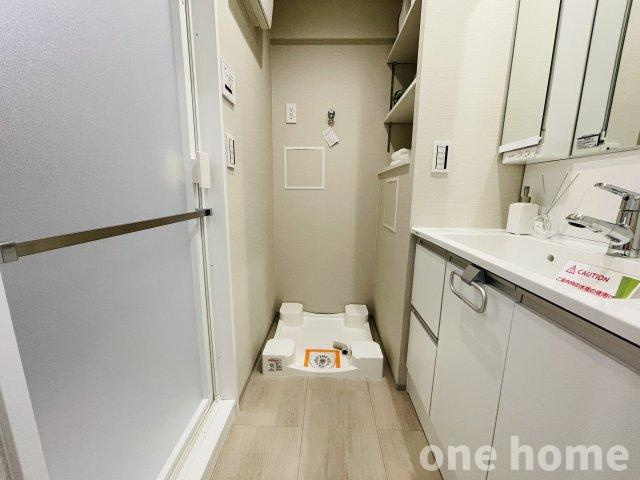 ニュー大阪ハイツの独立洗面台|◆洗面室には三面鏡の洗面化粧台・洗濯機置場・可動棚がございます！
◆令和7年10月室内フルリフォーム完了！手直しなしでお住まいいただけます！