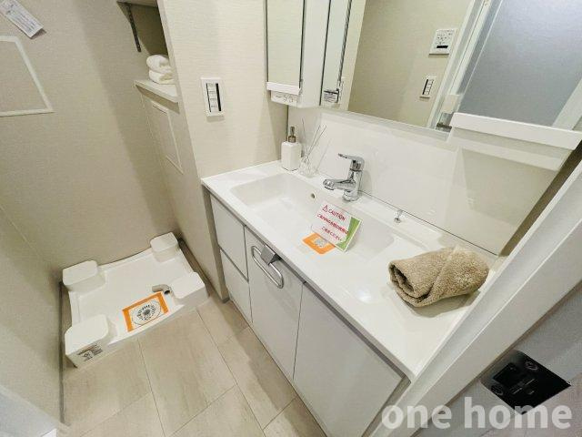 ニュー大阪ハイツの独立洗面台|◆新調された三面鏡の洗面化粧台です！洗髪や洗顔がしやすい大きめボウルです！
◆ミラー背面とボウル下に日用品がしっかり収納できます！