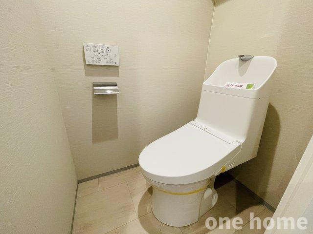 ニュー大阪ハイツのトイレ|◆新調された温水洗浄便座付きトイレです！操作がしやすい壁掛けリモコンです！