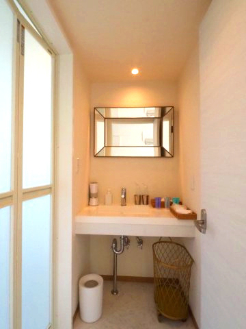 海一望！富士山と相模湾をジャグジーから臨むリゾートハウスの独立洗面台|洗面台