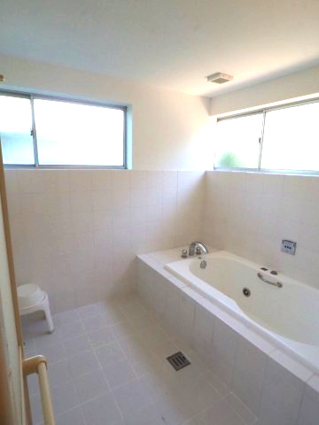 海一望！富士山と相模湾をジャグジーから臨むリゾートハウスの浴室|窓のある風呂