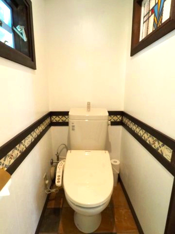 海一望！富士山と相模湾をジャグジーから臨むリゾートハウスのトイレ|ステンドグラスがおしゃれなトイレ