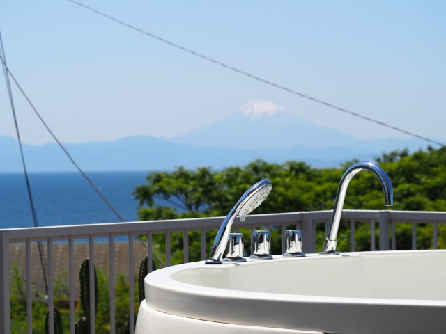 海一望！富士山と相模湾をジャグジーから臨むリゾートハウスの展望|富士山と海を臨む（季節・天候によります）