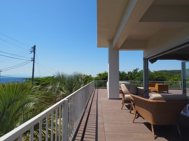 海一望！富士山と相模湾をジャグジーから臨むリゾートハウスのバルコニー|広々としたバルコニー