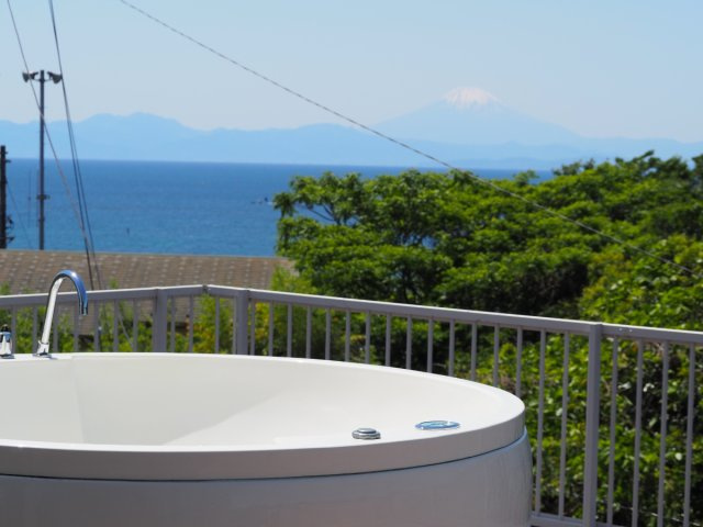 海一望！富士山と相模湾をジャグジーから臨むリゾートハウスの展望|海を臨む
