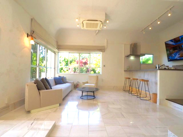 海一望！富士山と相模湾をジャグジーから臨むリゾートハウスの居間・リビング|リビング