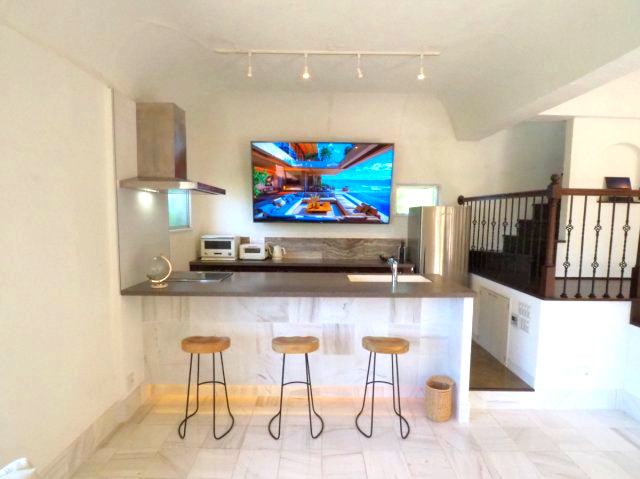 海一望！富士山と相模湾をジャグジーから臨むリゾートハウスのキッチン|カウンターキッチン