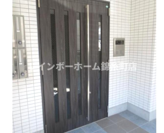 マイメゾン八幡のエントランス