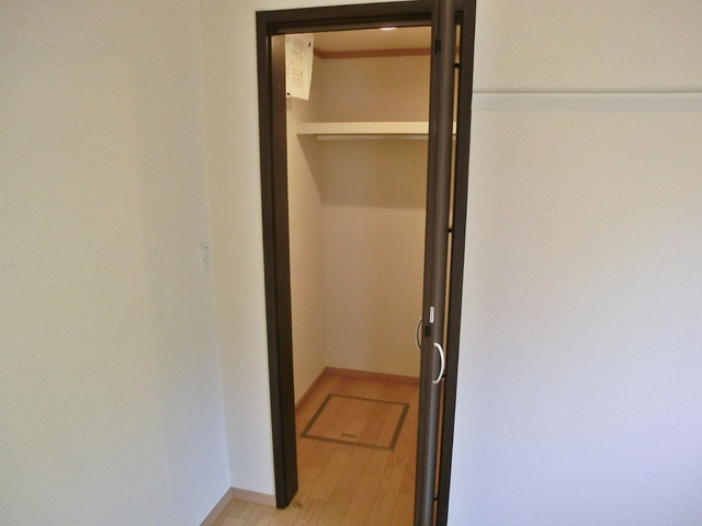 リバーサイドコートの収納|照明付の収納です♪