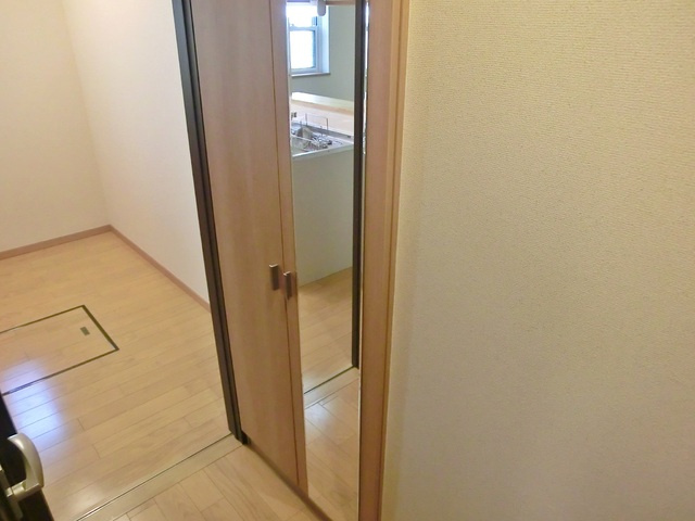 リバーサイドコートの玄関|姿見付きのシューズボックスあります♪