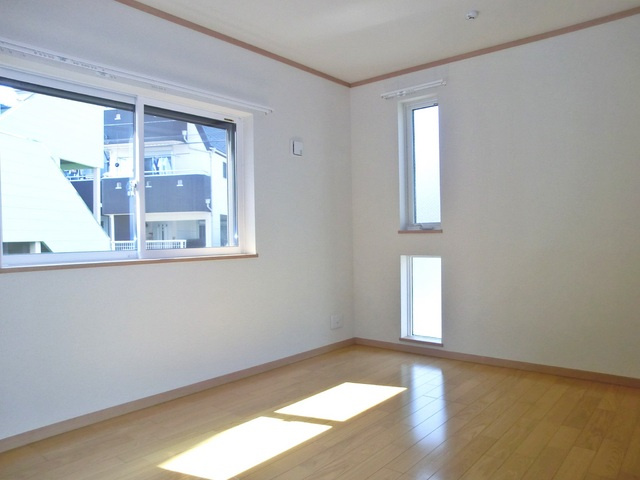 リバーサイドコートの洋室|二面採光の洋室です♪