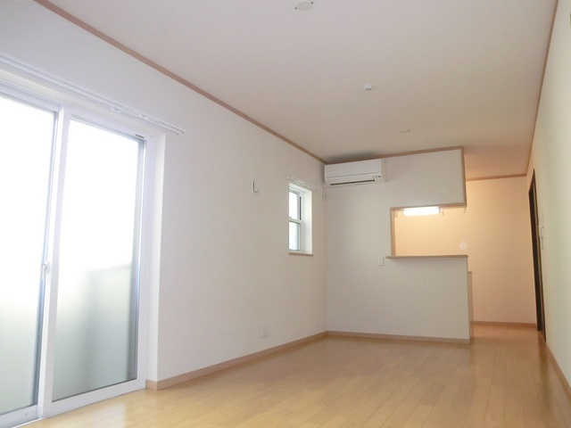 リバーサイドコートの居間・リビング|キッチンは対面タイプです♪