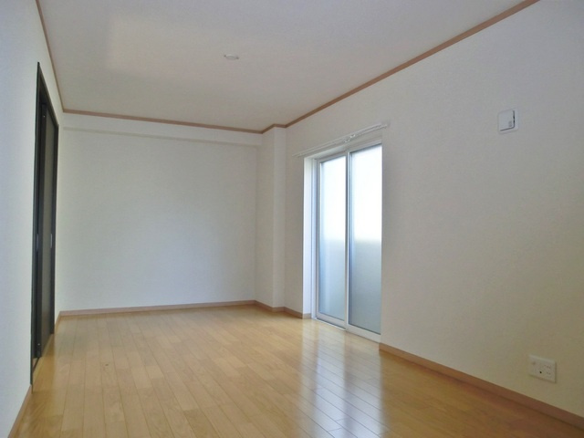 リバーサイドコートの寝室|とっても広いリビングです！