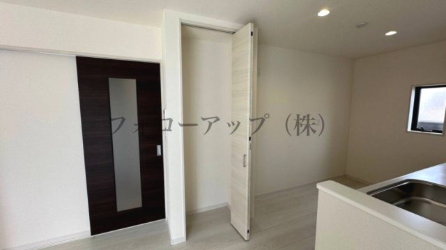 泉佐野市鶴原８期１号棟の収納|ちょっとした収納スペースも充実しています