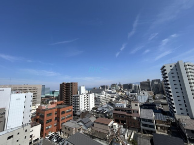 【展望】 | ハイトピア大津 | 青い空が広がる開放的なバルコニー。日差しを遮るものがないので、洗濯物も乾きやすいです。
