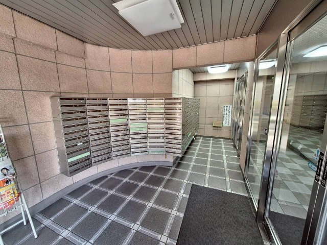 竹の塚マンションのエントランス