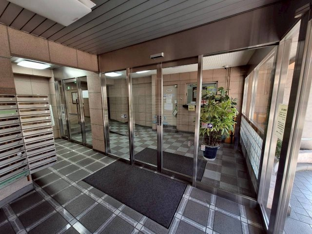 竹の塚マンションのロビー