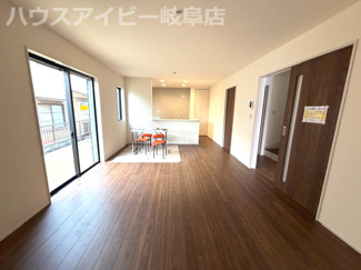 【居間・リビング】 | 岐阜市前一色新築建売限定1邸！ゆとりの広さの5LDK＋WIC！お車並列3台可能！長期優良住宅！ | 岐阜市前一色新築建売限定1邸！ゆとりの広さの5LDK＋WIC！お車並列3台可能！長期優良住宅！