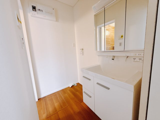 【中古戸建】富岡市相野田1期の独立洗面台|■洗面室｜朝のお出かけ準備に嬉しい三面鏡。鏡の裏には歯ブラシや整髪料などを収納できるスペースもあるので、いつでもスッキリ片付きます♪