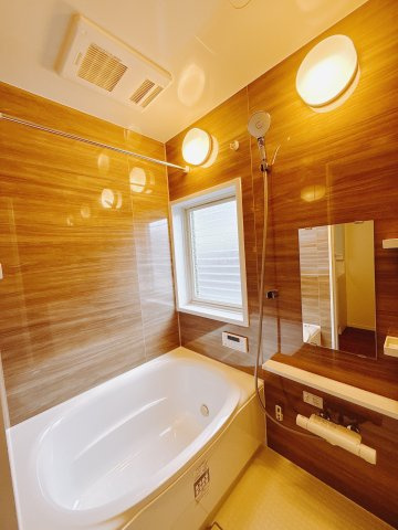 【中古戸建】富岡市相野田1期の浴室|■浴室｜ゆったり足を伸ばせるサイズの浴室(*＾＾*)　夜間のお洗濯や、雨の日のお洗濯に大活躍の浴室暖房乾燥機付き！お子さまとの入浴の際に嬉しいエコベンチ浴槽付きです♪