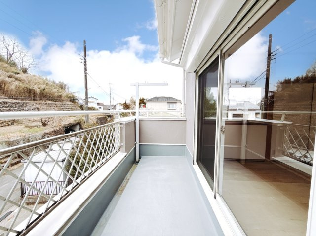 【中古戸建】富岡市相野田1期のバルコニー|■バルコニー｜空が見える広々としたバルコニー♪家族で星空観賞ができて夜が楽しみになりますね☆